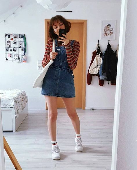 Jean Overall Dress Outfit, Denim Overall Dress Outfit, 90s Overalls Outfit, Streetwear Futuristic, Futuristic Vintage, Denim Sundress, Denim Dress Outfit, Overalls Outfit, Outfit 90s