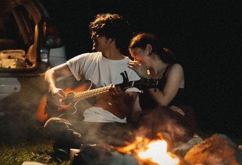 Camping Love Romantic, Camp Romance Aesthetic, Campfire Date Night, Summer Camp Aesthetic Couple, Campfire Couple Aesthetic, Campfire Guitar Aesthetic, Camp Love Aesthetic, Camping With Boyfriend Aesthetic, Camping Couple Goals