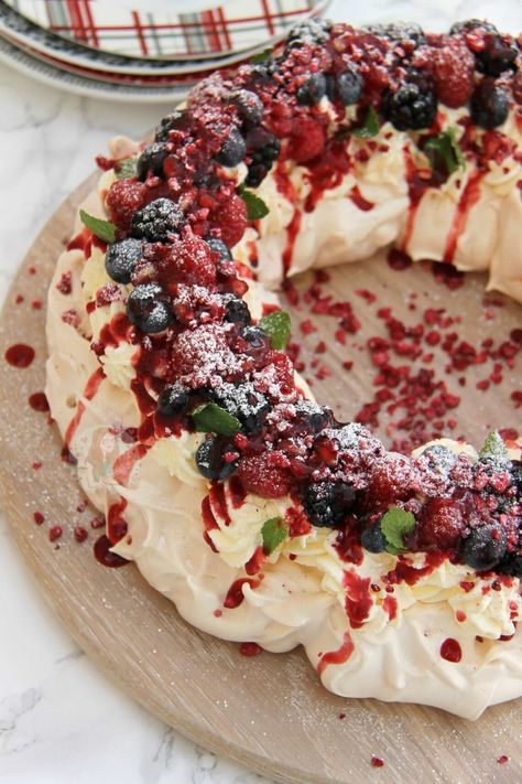 Christmas Pavlova Wreath! - Jane's Patisserie Christmas Pavlova Wreath, Pavlova Toppings, Pavlova Wreath, Christmas Pavlova, Christmas Diner, Jul Mad, Janes Patisserie, Wreath Alternative, Pavlova Recipe