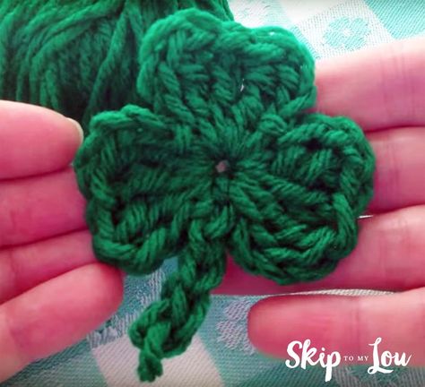 Free Crochet Shamrock Pattern with a video Crochet Lips, Crochet Shamrock, Womens Loafer, Shamrock Pattern, Crochet Puff Flower, Skip To My Lou, Crochet Leaf Patterns, Crochet Flowers Easy, Crochet Leaves