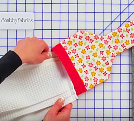 Learn To Sew A DIY Hanging Tea Towel https://diyjoy.com/learn-to-sew-a-diy-hanging-tea-towel/ Fabric Towel Topper, Kitchen Towels Hanging Pattern, Oven Door Hanging Towels Pattern, Hanging Tea Towel Pattern, Dollar Tree Dish Towel Crafts, Tea Towel Toppers Sewing, Diy Hanging Hand Towels, How To Make Kitchen Towels, Towel Toppers Sewing Pattern Free