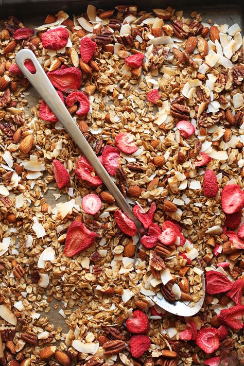 Coconut Granola Recipe, Recipe Healthy Breakfast, Strawberry Granola, Granola Recipe Healthy, Vegan Granola, Granola Recipe Homemade, Granola Recipe, Freeze Dried Strawberries, Dried Strawberries