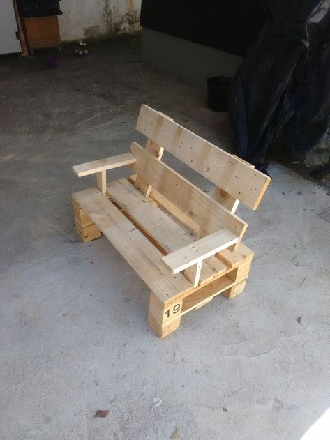 Pallet Bench Outdoor, Pallet Furniture Bench, Wooden Bench Diy, Pallet Ideas For Outside, Diy Garden Decor Projects, Pallet Kids, Diy Wall Planter, Diy Wood Pallet Projects, Kids Couch