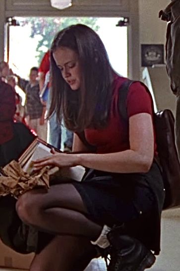 Rory Gilmore Red Shirt Black Skirt, Rory Gilmore Red Turtleneck, Rory Gilmore Red Outfit, Outfits With Red Turtleneck, Rory Gilmore Episode 1 Outfit, Rory Gilmore Turtleneck, Rory Gilmore Red Shirt, Rory Gilmore Red Sweater, Red Tv Outfits