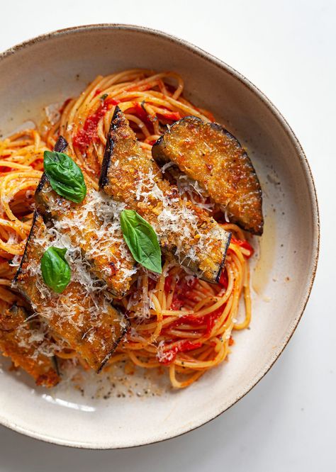 Aubergine Milanese, Pasta With Aubergine, Df Meals, Veal Milanese, Simple Tomato Sauce, Aubergine Recipe, Eggplant Pasta, Vegetarian Spaghetti, Spaghetti Bolognaise