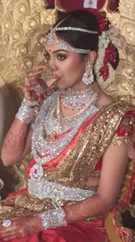 Indian Bride, No Gold Jewellery, Only Diamonds! Incredible India. #bride #indian Bridal Diamond Jewellery, Indian Bridal Wear, Bridal Fashion Jewelry, Bridal Jewellery Indian, South Indian Wedding, South Indian Bride, Gold Jewelry Indian, Bride Jewellery, Gold Jewellery Design