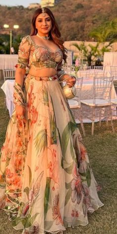 Bridesmaid Reception Outfits, Haldi Look For Bridesmaid, Modern Indian Wedding Outfits Sisters, Mehendi Outfits For Bridesmaid, Aesthetic Lehengas, Bridesmaid Outfits Indian, Wedding Wear For Sister, Makeup Look Indian, Indian Bridesmaids Outfits