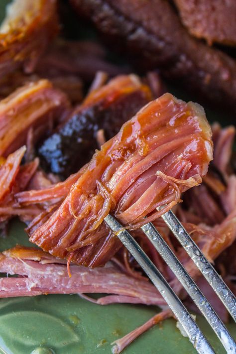 A super easy, 3-ingredient slow cooker holiday ham. The Sriracha gives it a spicy twist but you can leave it out if you want. Ham Slow Cooker, Top Slow Cooker Recipes, Spicy Ham, Slow Cooker Ham Recipes, Holiday Ham Recipes, Slow Cooker Ham, Holiday Ham, Food Charlatan, Ham Recipes