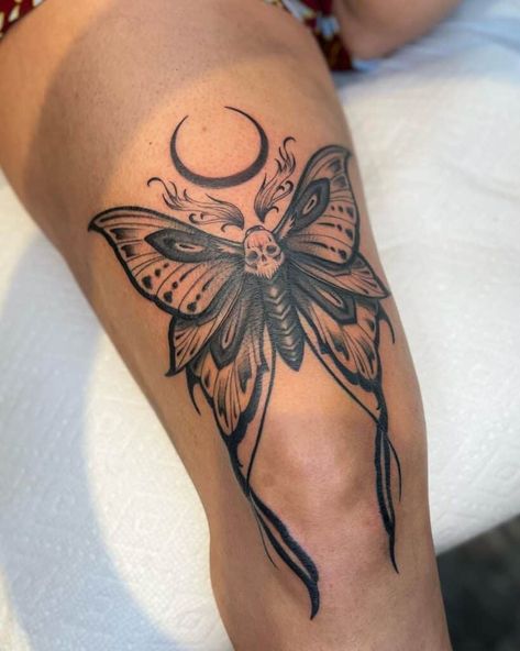 24 Above Knee Tattoo Designs That Are Beautiful And Inspiring Tattoo Papillon, Wellen Tattoo, Above Knee Tattoo, Scale Tattoo, Flame Tattoos, Tattoos For Black Skin, Moth Tattoo, Stylist Tattoos, Knee Tattoo