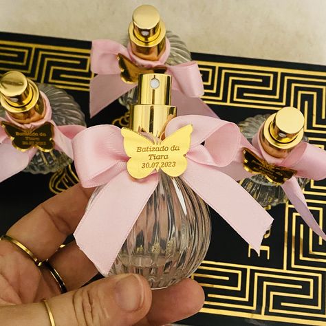 Perfume Party Favors, How To Wrap A Perfume Bottle, Perfume Favors, Wedding Perfume, Quinceañera Ideas, Empty Perfume Bottles, Bottle Spray, Birthday Goodie Bags, Gifts For Guests