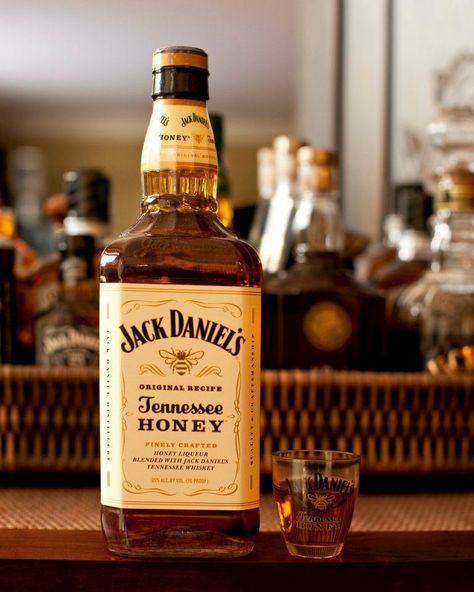 Jack Daniel's Honey Jack Daniels Honey Whiskey, Beer Mixed Drinks, Jack Daniels Honey, Honey Whiskey, Tennessee Honey, Manly Style, Whiskey Distillery, Dont Drink And Drive, Cigars And Whiskey