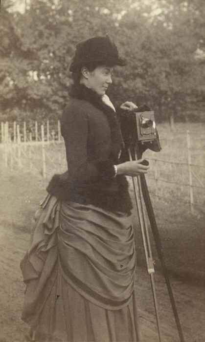 Thanks to Matthew Ward ‏@Matthew Ward via Twitter for sharing this amazing image! Victorian female photographer with a stylish bustle, c1889. #photography pic.twitter.com/CMpw67K57y Women Photographers, Victorian Photography, Early Photography, Vintage Foto, Girls With Cameras, 1880s Fashion, Antique Photography, Victorian Times, Victorian Photos