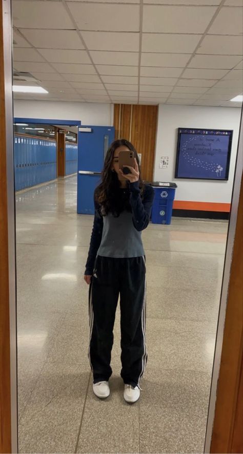 Brandy Melville Cargo Pants Outfit, Adidas Clothes Aesthetic, Outfits Brandy Melville Style, Brandy Kim Pants Outfit, Ahs Style Y2k, Adidas Track Pants Outfit Aesthetic, Outfits With Black Sweats, How To Style Adidas Pants, Outfits With Track Pants