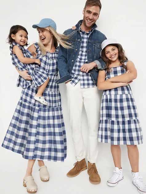 family in matching blue and white gingham outfits Seersucker Dress, Gingham Pattern, Gingham Shirt, Family Photo Outfits, The Fam, Matching Family Outfits, Couple Outfits, Toddler Girl Dresses, Family Outfits