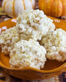 Homemade Popcorn Balls, Popcorn Balls Recipe Easy, Halloween Popcorn Balls, Marshmallow Popcorn Balls, My Country Table, Popcorn Balls Recipe, Easy Popcorn, Homemade Popcorn, Popcorn Balls