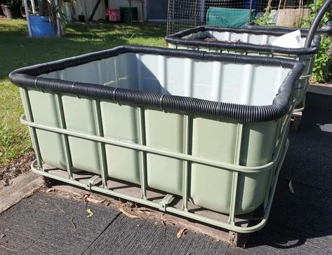 How to Make an IBC Wicking Bed - 2 Ways - Self Sufficient Me Ibc Tote Ideas, Polytunnel Ideas, Quack Shack, Raised Bed Greenhouse, Wicking Garden Bed, Watering Raised Garden Beds, Backyard Raised Garden, Porch Railing Designs, Railing Designs