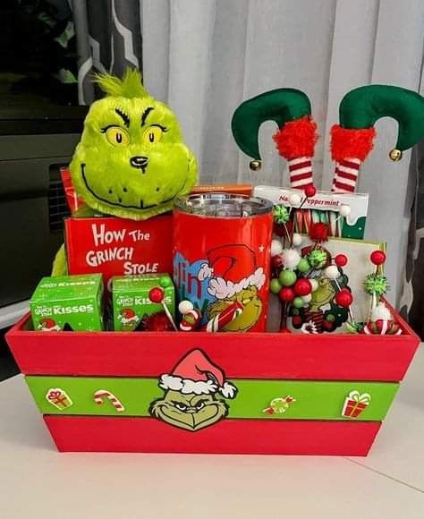 Grinch Gift Basket, Airheads Extreme, Grinch Christmas Crafts, Hersey Kisses, Haribo Candy, Grinch Stuff, Christmas Gift Baskets Diy, Grinch Christmas Party, Whoville Christmas