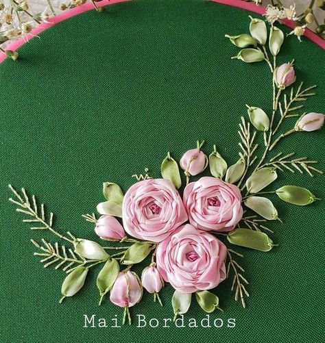 Ribbon Embroidery Designs, Embroidery On Fabric, Silk Ribbon Embroidery Tutorial, Rose Embroidery Designs, Sulaman Pita, Ribbon Flowers Diy, Silk Ribbon Embroidery Patterns, Ribbon Embroidery Kit, Simple Hand Embroidery Patterns