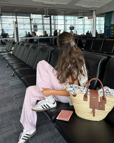 All posts • Instagram Montreal Fashion, Airport Fit, Hair Styles For Long Hair, Styles For Long Hair, Hairstyle Examples, Kadeřnické Trendy, Airport Fits, Vlasové Trendy, Samba Og