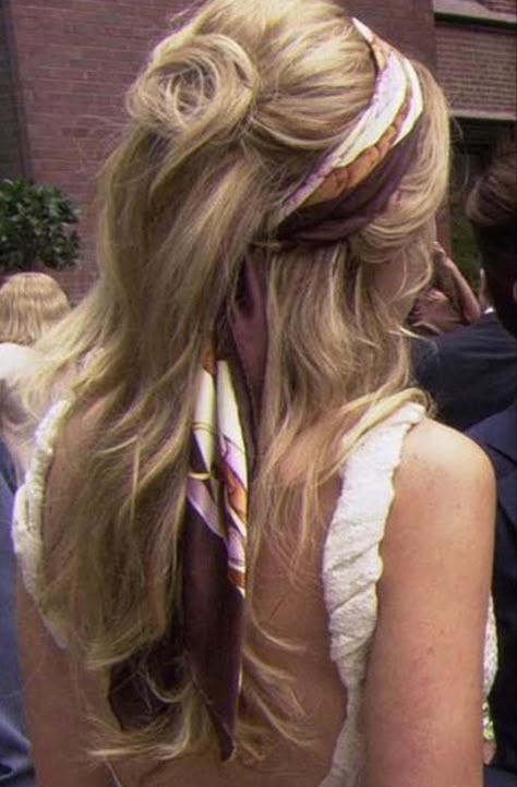 Retro Hair Scarf, Messy Headband Hairstyles, 60s Scarf Hair, Serena Van Der Woodsen Hair Scarf, Serena Vdw Hair, 60s Hair Scarf, Twilly Scarf Hair, 60s Headband Hairstyles, Serena Van Der Woodsen Hairstyles