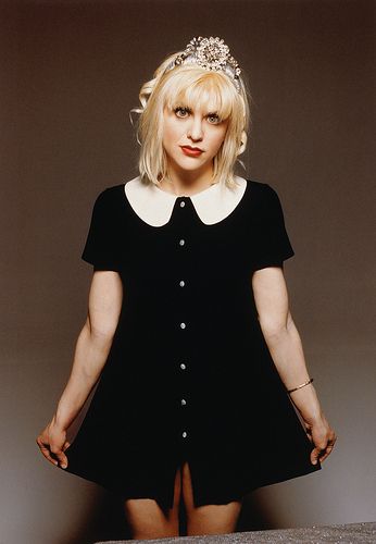 Courtney Love by vestireiscomoyodiga@gmail.com, via Flickr Courtney Love 90s, Courtney Love Hole, Kurt And Courtney, Estilo Grunge, Riot Grrrl, Courtney Love, 90s Fashion Outfits, 90s Outfit, Looks Black