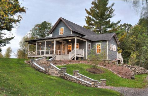 Rustic Farmhouse Exterior, Rustic Cabin Design, Farm Style House, Mountain Modern Home, Hillside House, Vinyl Exterior, Charming Farmhouse, Ranch Style Home, House Design Photos