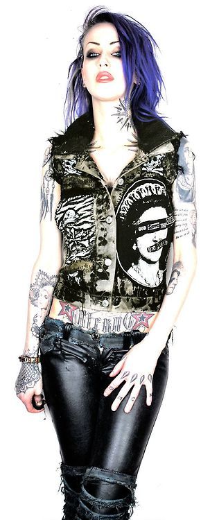 She is a punk rocker! Maybe hey name is Sheena! Chicas Punk Rock, Punk Rock Girls, Chica Punk, Estilo Punk Rock, Dark Wave, Rock Girl, Donnie Darko, Estilo Rock, Punk Rocker