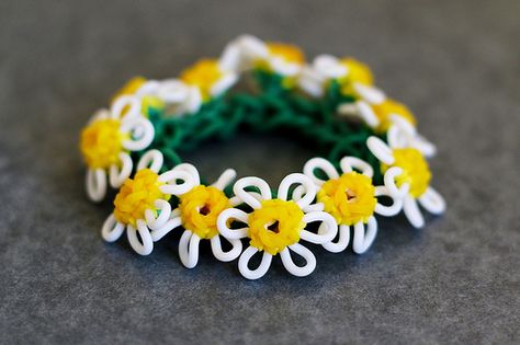 Daisy-Chain-Bracelet-3 Flower Loom Bracelet, Daisy Flower Tutorial, Monster Tail Loom, Tangled Garden, Loom Bands Designs, Bracelet Video, Loom Flowers, Monster Tail, Loom Band Patterns