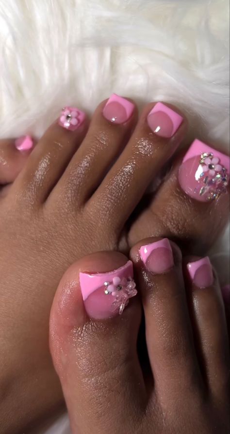 Feet Polish Toenails, Glitter French Toe Nails, Kids Toenail Designs, Sparkly Toenails, Kids Pedicure Ideas, Pink Toe Nails With Design, Rhinestone Pedicure, Cute Toe Nail Ideas, Acrylic Toe Designs