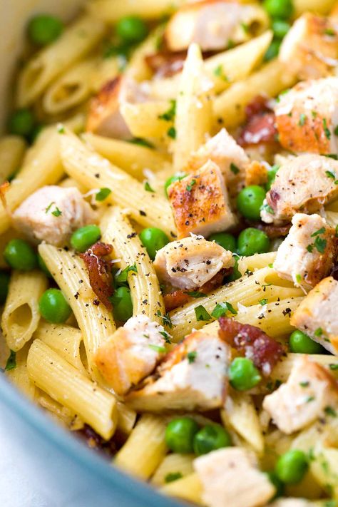 One Pan Chicken Carbonara Penne Pasta- A comforting classic Italian pasta recipe! Tender penne tossed in a luscious parmesan sauce with bacon and peas. | jessicagavin.com Carbonara With Peas, Chicken And Bacon Carbonara, Creamy Chicken Carbonara, Chicken Carbonara Pasta, Penne Pasta Recipe, Chicken Penne Pasta, Chicken Carbonara Recipe, Penne Pasta Recipes, Pasta Carbonara Recipe