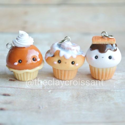 #kawaii #charms #polymer #clay #cute #cupcakes Polymer Clay Cupcake, Polymer Clay Kunst, Fimo Kawaii, Crea Fimo, Easy Polymer Clay, Polymer Clay Dragon, Polymer Clay Kawaii, Cupcake Charms, Fimo Polymer Clay