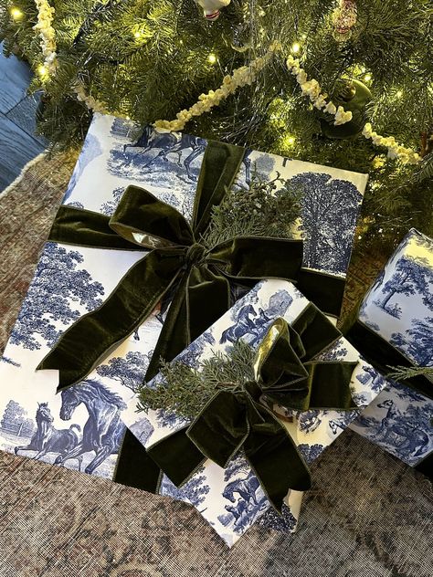 How the Kardashian and Jenner Family Is Wrapping Presents in 2023 - Poosh Paper Christmas Gifts, Luxury Christmas Wrapping, Kardashian And Jenner, Luxury Christmas Wrapping Paper, Gift Guide 2022, Wrapping Presents, Jenner Family, Gift Wrapping Inspiration, Christmas Feeling