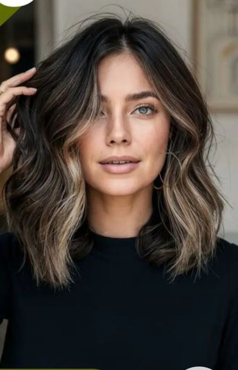 Roots And Highlights, Medium Length Brown Hair With Balayage, Dark Hair Color Ideas Medium Length, Blonde Ends Dark Roots, Brunette With Blonde Ends, Balayage Black Roots, Shoulder Length Black Hair With Highlights, Dark Hair With Blonde Ends, Black Roots Balayage