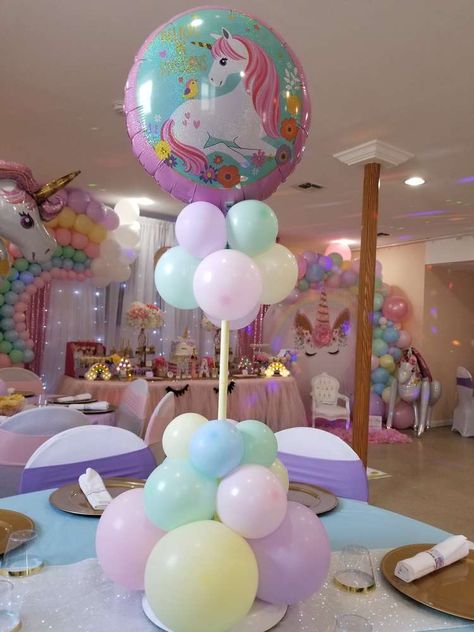 Mia's Unicorn party | CatchMyParty.com Unicorn Party Balloon Decorations, Unicorn Centerpiece Ideas, Unicorn Balloon Centerpiece, Unicorn Party Centerpieces, Unicorn Decorations Party, Unicorn Balloon Ideas, Unicorn Centerpieces, Ideas Para Decorar Una Fiesta