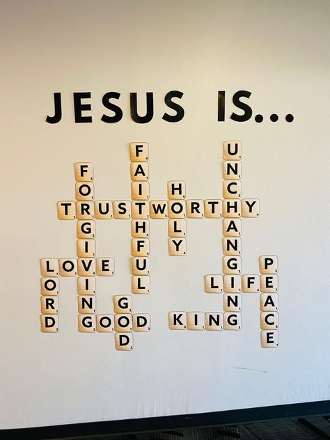 Worship Room Ideas House, Sunday School Classroom Ideas, Church Youth Room Ideas, Youth Room Ideas, Easter Church Bulletin Boards, Church Bulletin Board Ideas, Jesus Bulletin Boards, Catholic Bulletin Boards, Sunday School Classroom Decor