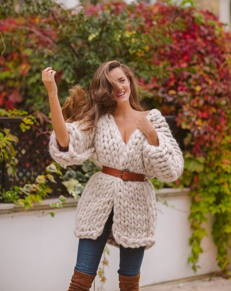 chunky knot sweater, skinny jeans, leather belt, otk boots Tan Cardigan Outfit, Sweater With Belt, Style Parisienne, Summer Coats, Cardigan Oversized, Looks Party, Chunky Knit Cardigan, Cardigan Outfits, Autumn Beauty