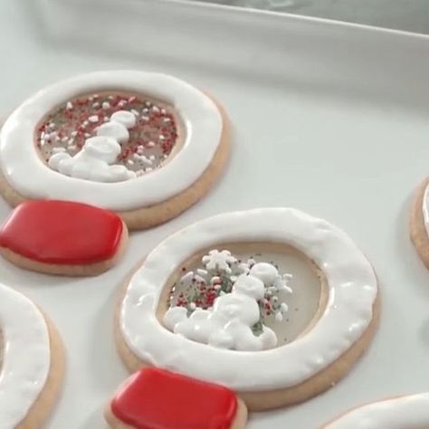 Food Network on Instagram: "Snow Globe Cookies are part dessert and part edible artwork ❄️ See more stunning creations on #ElfOnTheShelf: Sweet Showdown, Sunday @ 8|7c! Click the link in our bio to get the recipe." Snow Globe Cookies, Globe Cookies, Xmas Cookies, Christmas Cookies Decorated, Cookies Decorated, Fun Baking Recipes, Cookies Recipes Christmas, Cookie Desserts, Holiday Desserts