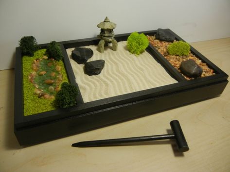 DIY un jardin zen miniature - pour décorer la pièce et relaxer Mini Zen Garden Design, Jardin Zen Miniature, Miniature Zen Garden, Zen Rock Garden, Pagoda Lanterns, Mini Zen Garden, Zen Garden Design, Garden Rake, Diy Pond