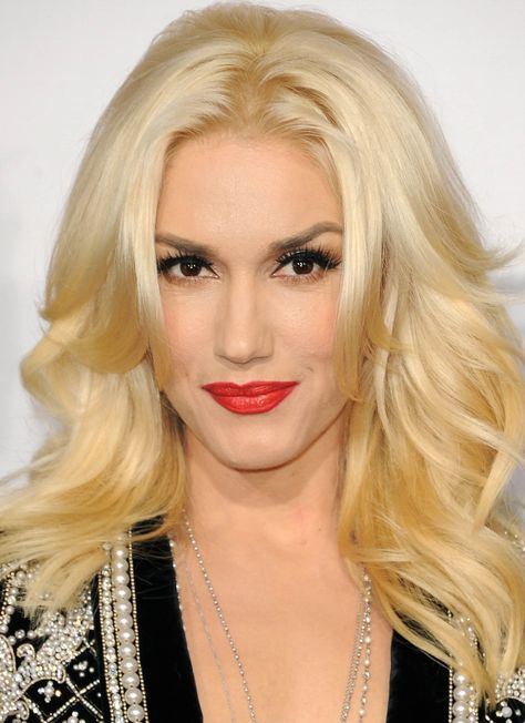 Gwen Stefani Hair, New Hair Trends, Red Carpet Hair, Change Hair, Long Curls, Flawless Face, Platinum Blonde Hair, Holiday Hairstyles, Blonde Bombshell