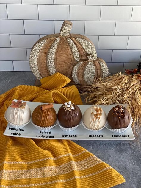 Hot Chocolate Bombshell Fall, Thanksgiving Cocoa Balls, Halloween Cocoa Balls, Fall Cocoa Bomb Ideas, Thanksgiving Hot Cocoa Balls, Thanksgiving Cakesicles, Fall Bake Sale, Thanksgiving Chocolates, Sweets Bar