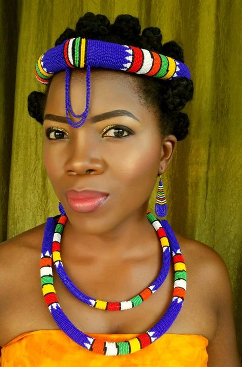 Zulu traditional  beaded jewelry set consisting of a headband, two necklaces and a pair of earrings. Masai Beadwork, African Beadwork, African Beaded Bracelets, Xhosa Attire, African Jewellery, Traditional Weddings, African Accessories, Ankara Fashion, Afrikaanse Mode