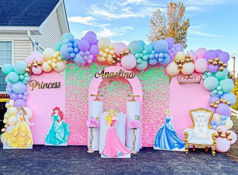 Disney Princess Backdrop Balloons, Princess Birthday Backdrop Ideas, Princess Theme Birthday Backdrop, Disney Princesses Party Ideas, Princess Decorations Party Backdrops, Disney Princess Backdrop Diy, Princess Theme Birthday Party Backdrops, Princess Balloon Arch Ideas, Princess Balloon Backdrop