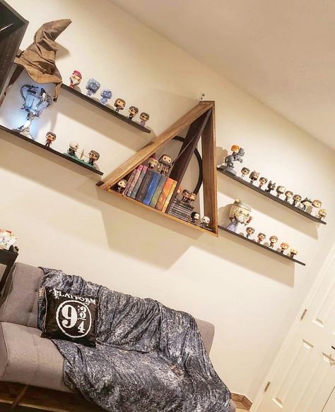 Harry Potter Dorm Room Ideas, Room Ideas Shifting, Harry Potter Dorm Room, Harry Potter Aesthetic Room Decor, Harry Potter Dorm, Harry Potter Office, Harry Potter Shelf, Harry Potter Kitchen, Harry Potter Library