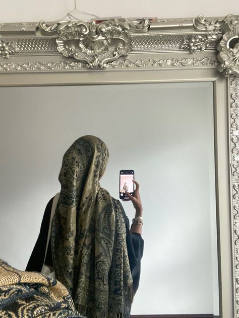 A woman wearing pashmina hijab and taking a mirror selfie Hijabi Lifestyle Aesthetic, Muslim Girl Aesthetic, Hijabi Poses, Modest Fashion Muslimah, Mode Abayas, Pashmina Hijab, Aesthetic Hijab, Stile Hijab, Modesty Outfits