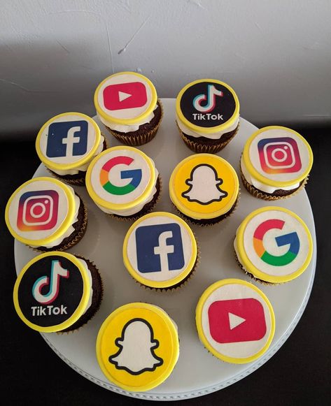 Jasminka Rastovic on Instagram: “#socialmedia #socialmediacupcakes” Social Media Theme Cake, Birthday Cakes Girls Kids, Tiktok Clothes, Social Media Theme, Teen Cakes, Candy Birthday Cakes, 13 Birthday Cake, Girly Cakes, Yummy Healthy Snacks