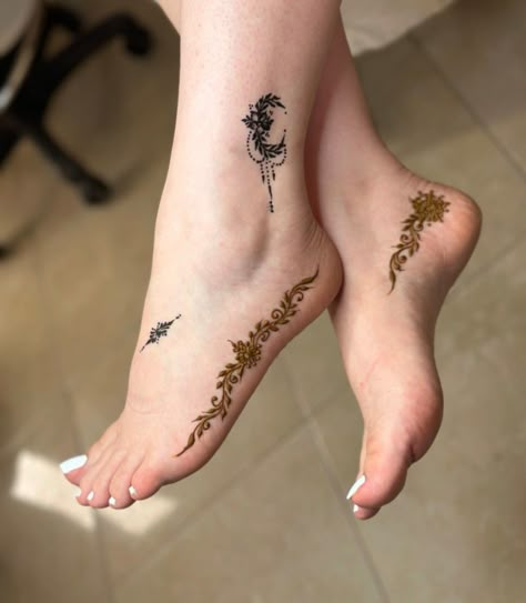 Mehndi Feet Designs, Mehandi Design For Foot, Mehndi Designs For Feet Simple, Henna On Leg, Henna Designs Foot, Simple Foot Mehndi Designs, Ankle Henna Designs, Foot Henna Designs, Simple Foot Henna