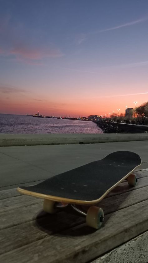 Skateboard Sunset, Skateboard Aesthetic Wallpaper, Skateboard Images, Skateboard Wallpaper, Skateboarding Aesthetic, Skate Vibes, Surfing Aesthetic, Skate Aesthetic, Skater Vibes