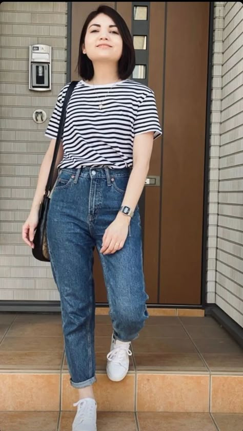 T Shirt And Mom Jeans Outfit, Mom Jeans Shirt Outfit, Jeans T-shirts, Mom Jeans And T Shirt Outfit, Look Com Mom Jeans, Mommy Jeans Outfit, Striped Tshirt Outfits, Look Mom Jeans, Mom Jeans Outfit Summer