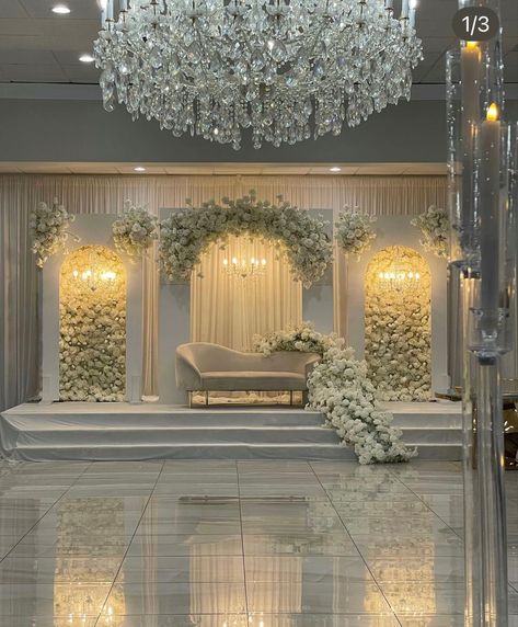 Arab Wedding Decor, Classic Timeless Wedding Decor, Wedding Stage Decorations Elegant, Nikkah Backdrop, White Wedding Stage, Bride Stage, Round Arch Wedding, Walima Decor, White Theme Wedding