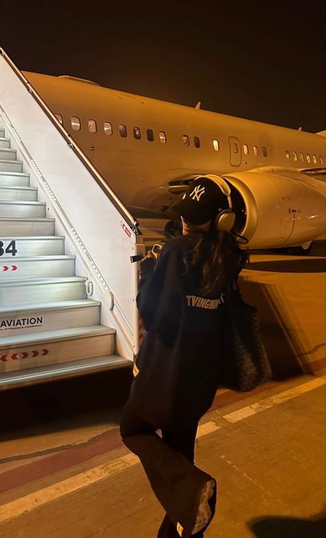 Mask Pic, Flight Aesthetic, Airport Vibes, Airplane Aesthetic, Travel Pose, Airport Pictures, Airport Aesthetic, Nude Outfits, Travel Picture Ideas